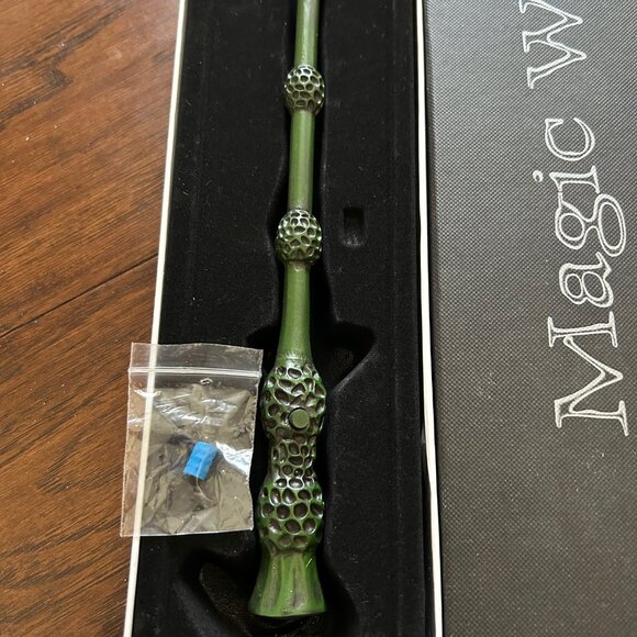 Kids Toy Magic Wand Costume Wizard Halloween LED Light Up Accessory (2) - Picture 4 of 5